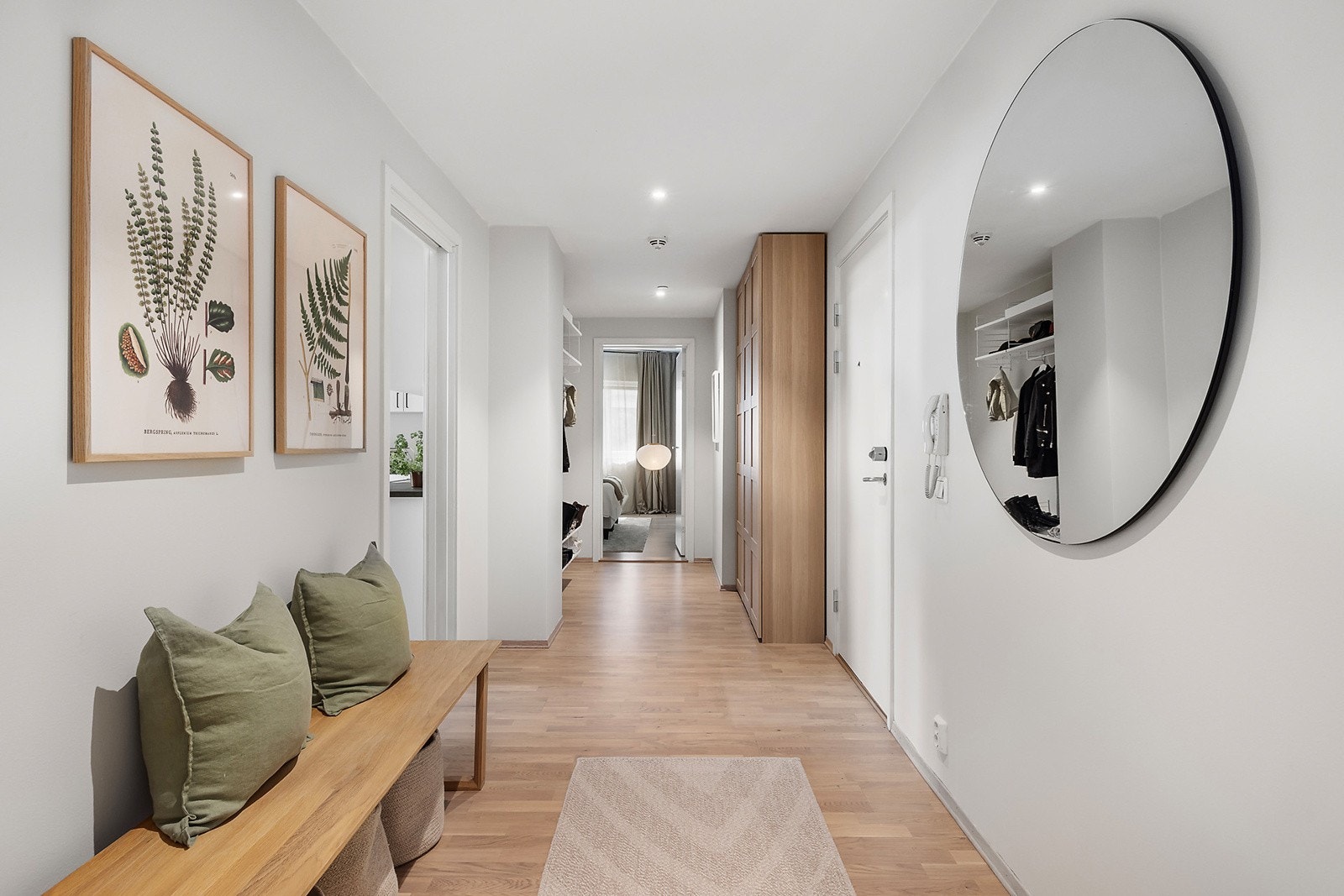 Entrè/gang med garderobeskap - Velkommen inn! Galleribilde