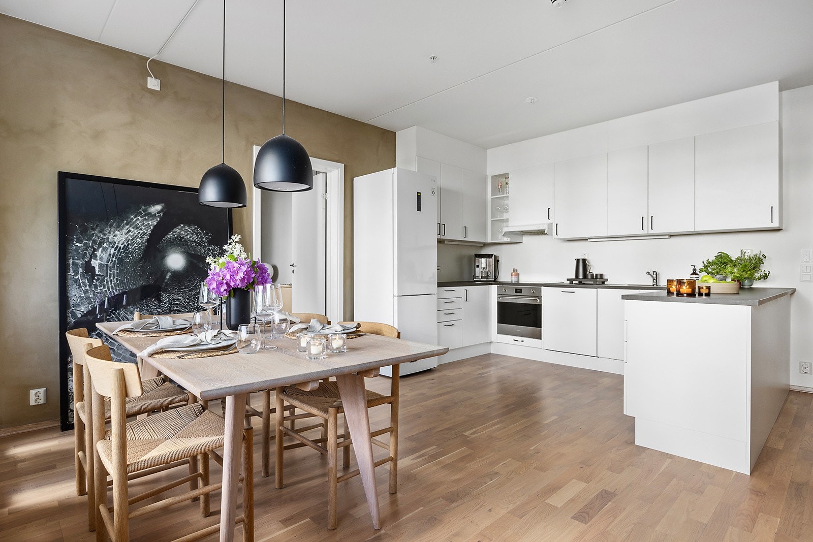 Kjøkken og spiseplass Galleribilde