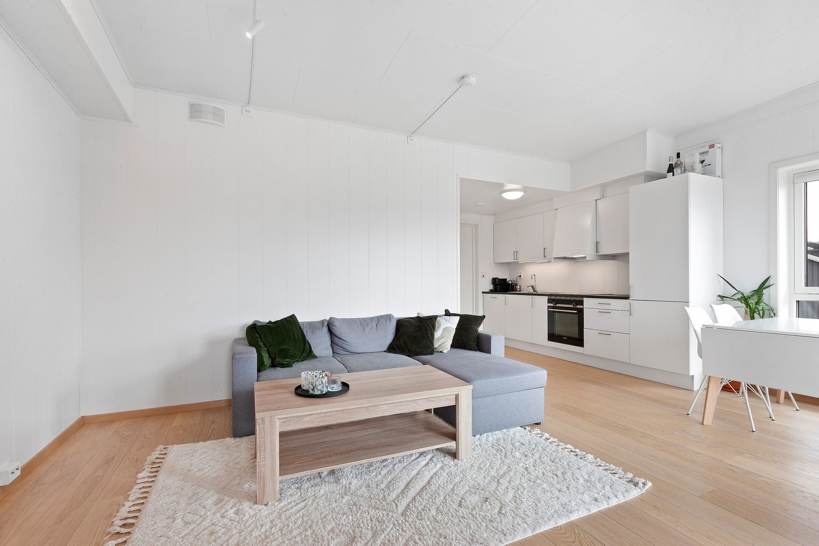 Åpen løsning mellom stue og kjøkken. Galleribilde