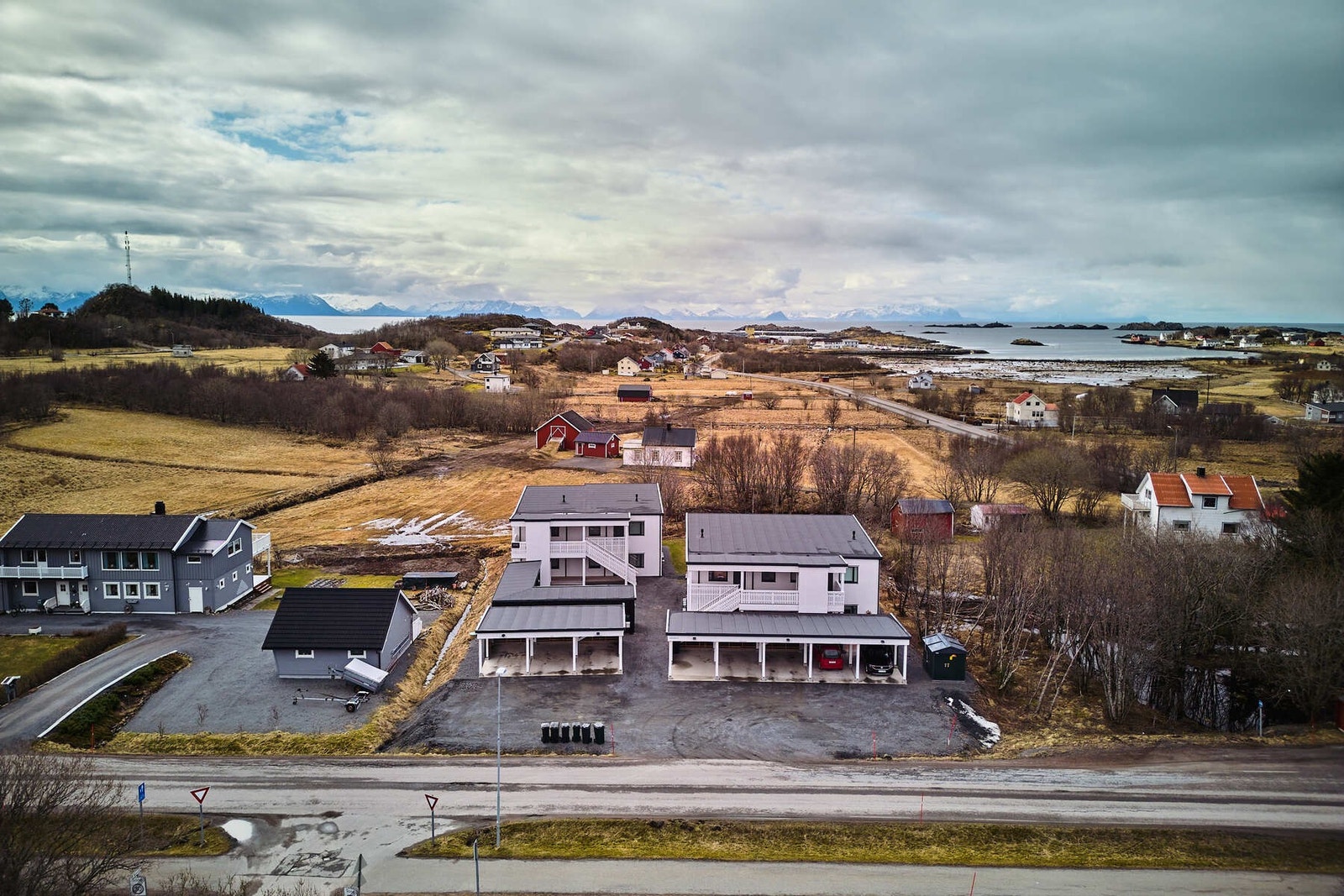 Leiligheten ligger solrikt til i rolige og naturskjønne omgivelser på Steine. Galleribilde