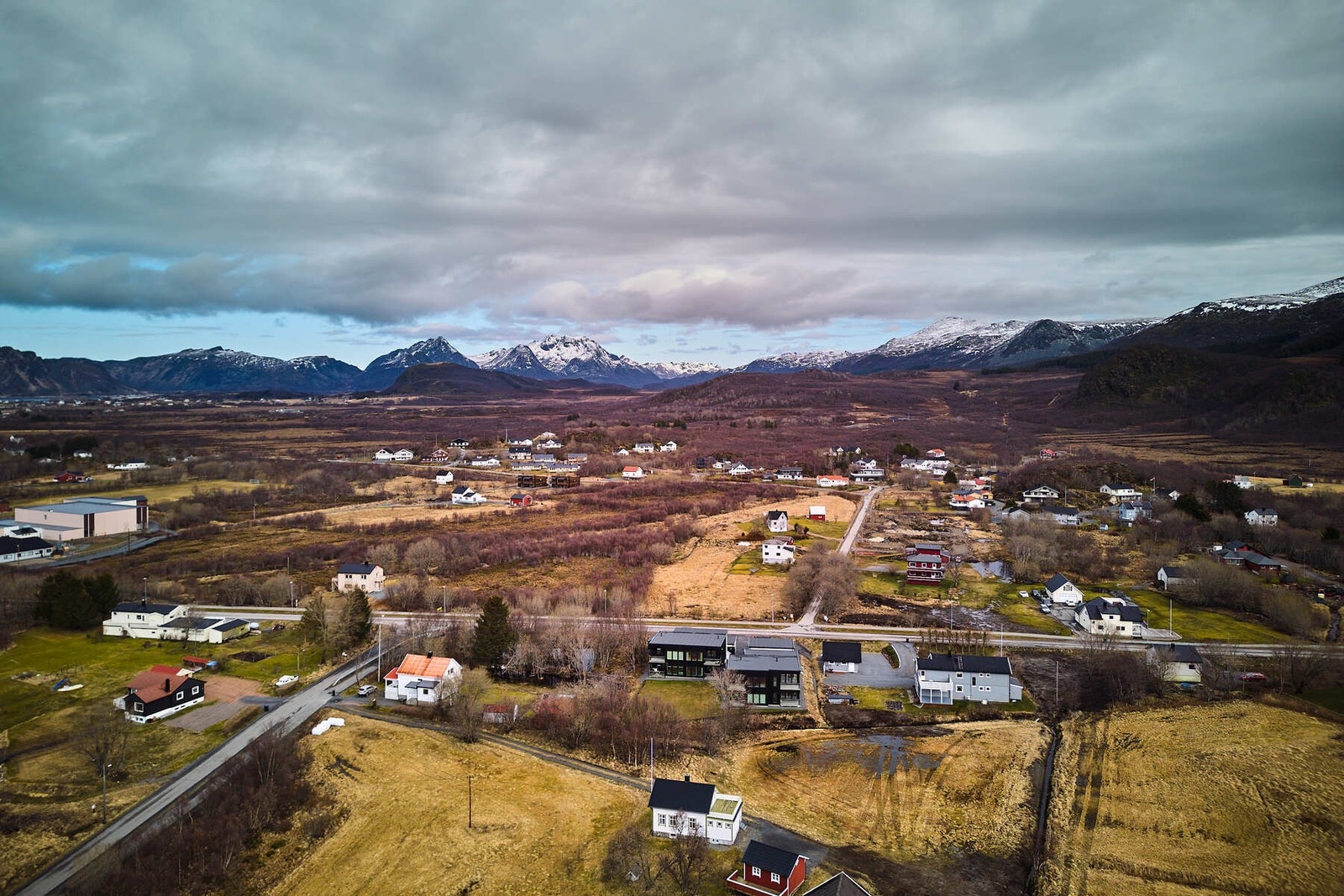 Kort vei til skole, barnehage, butikksenter og Bøhallen. Galleribilde