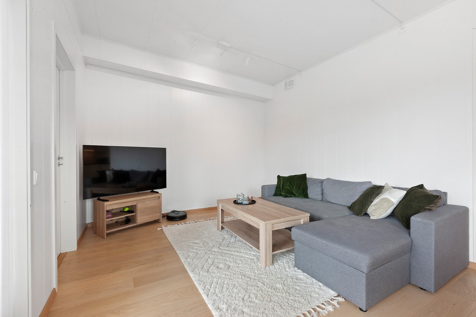 Fra stuen har du tilgang til en solrik terrasse, hvor du kan nyte
utsikten over området. Galleribilde