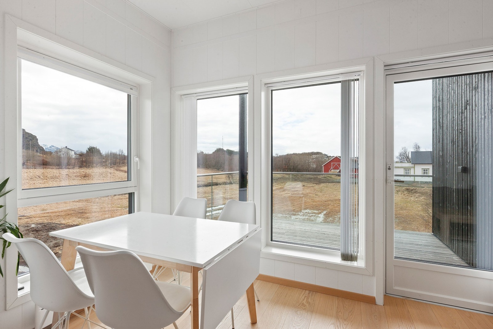 Store vinduer som gir godt med naturlig dagslys. Galleribilde