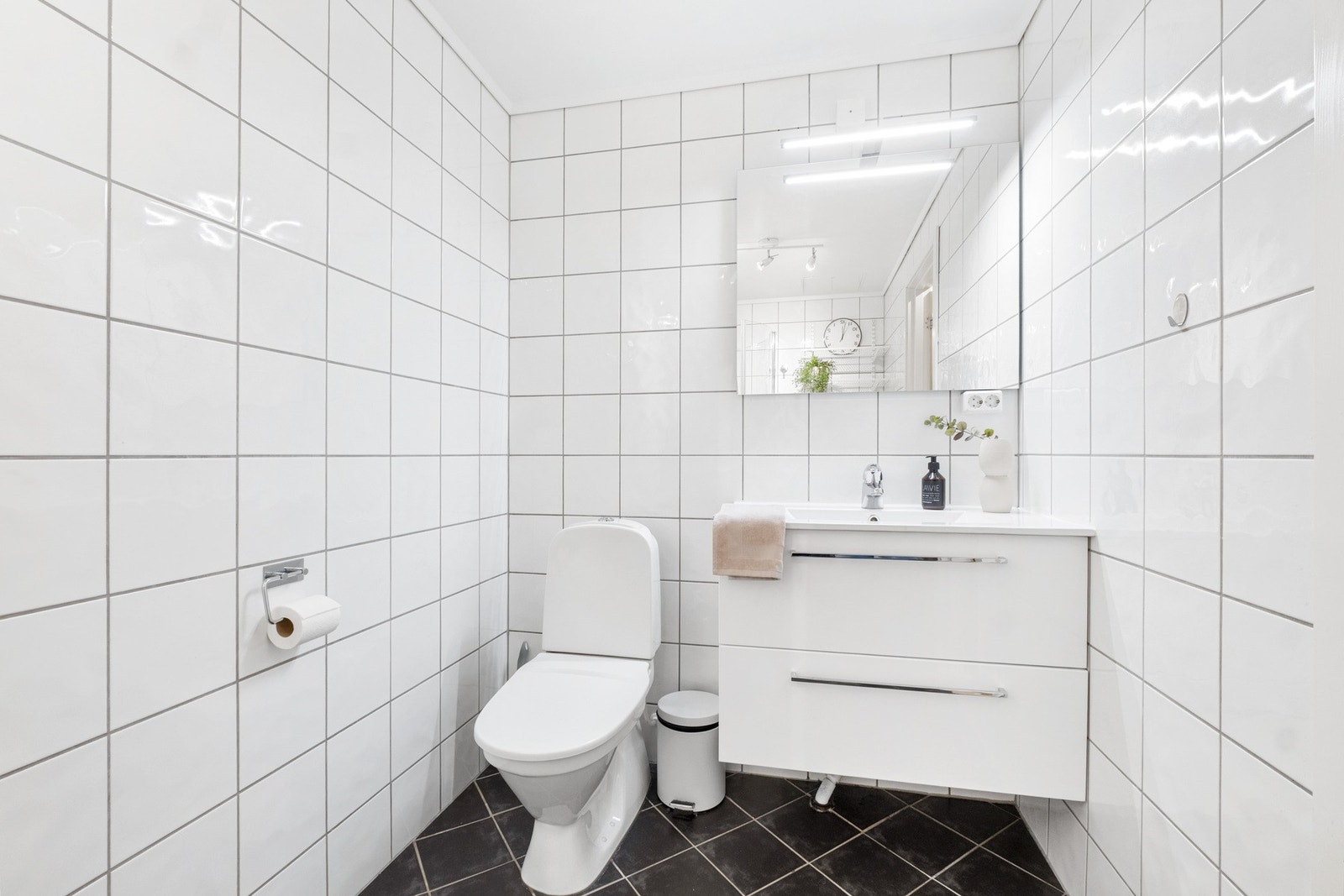 Rommet er utstyrt med toalett, servant, dusjnisje, opplegg for vaskemaskin og varmekabler i gulvet. Galleribilde