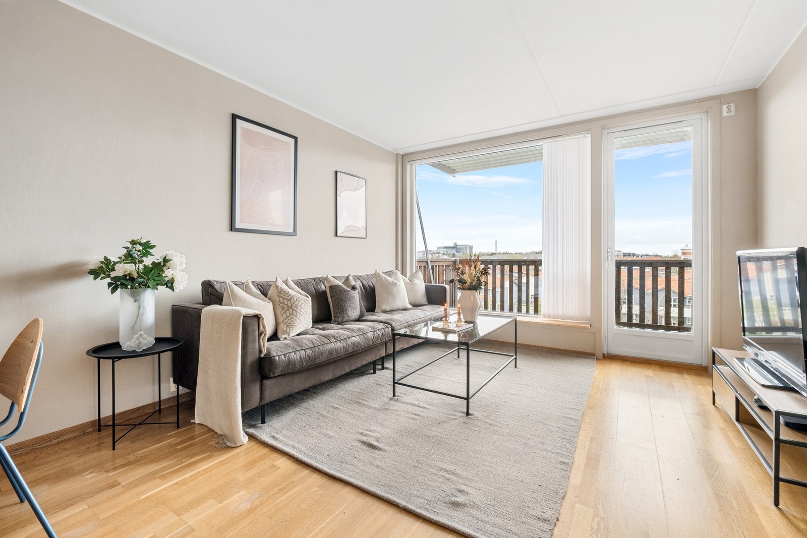 Den åpne stue/kjøkken løsningen gir deg et sosialt og luftig oppholdsrom, som likevel ivaretar naturlige soner for møblering. Galleribilde