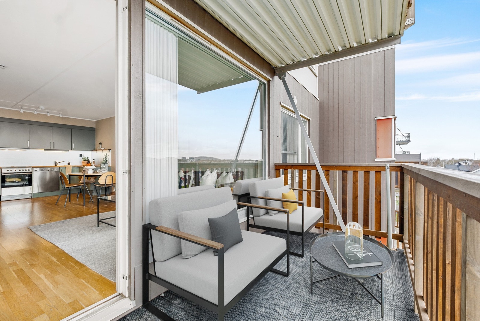 Balkong fra stuen. Nyt fine lys- og solforhold når finværet melder seg. Galleribilde