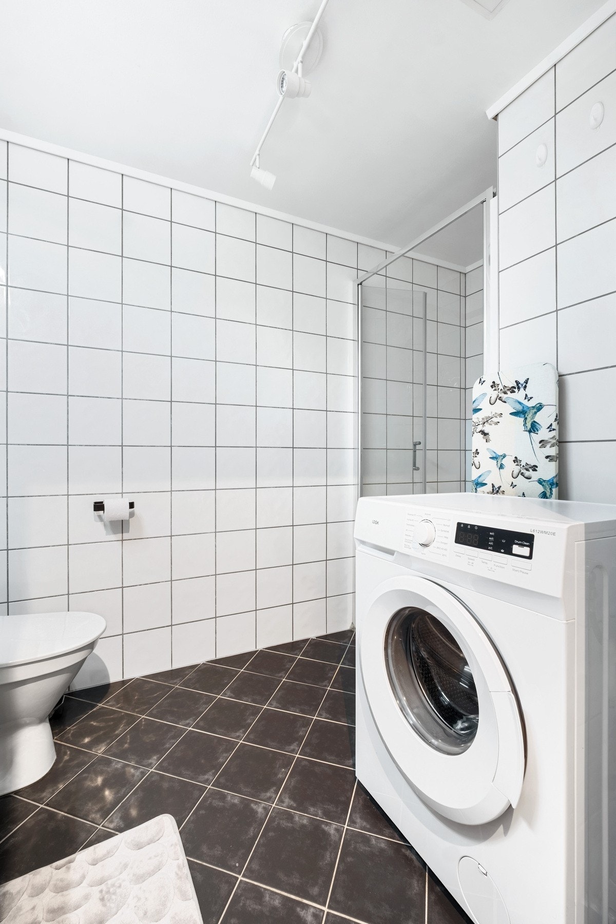 Det samme tidløse og stilrene preget på innredning og fliser følger deg her også. Galleribilde