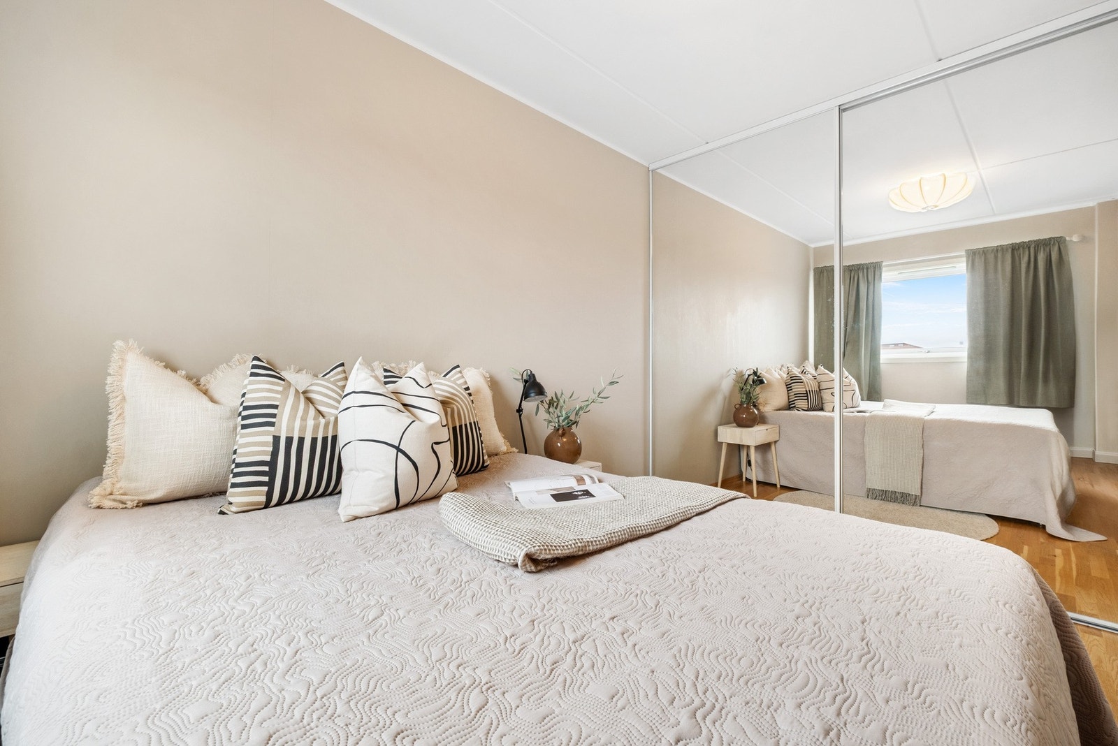 Rikelig med lagringsplass har du i en praktisk skyvedørsgarderobe med speilfronter. Galleribilde