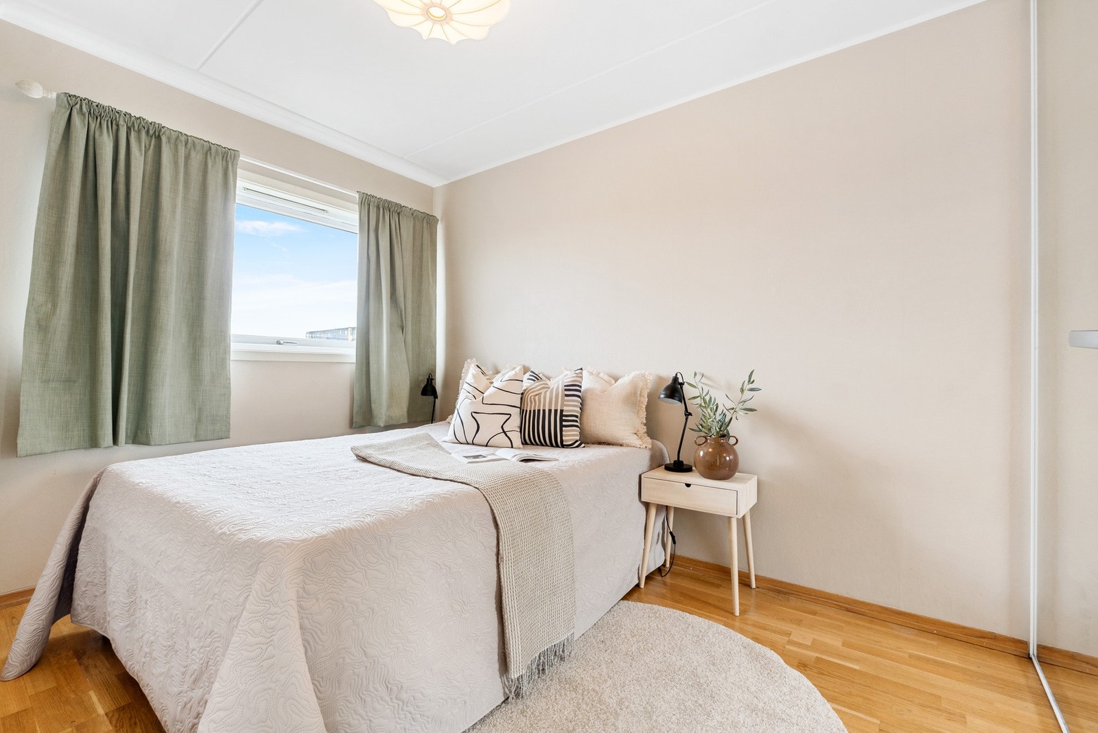 Soverommet er romslig med god plass til møblering. Galleribilde