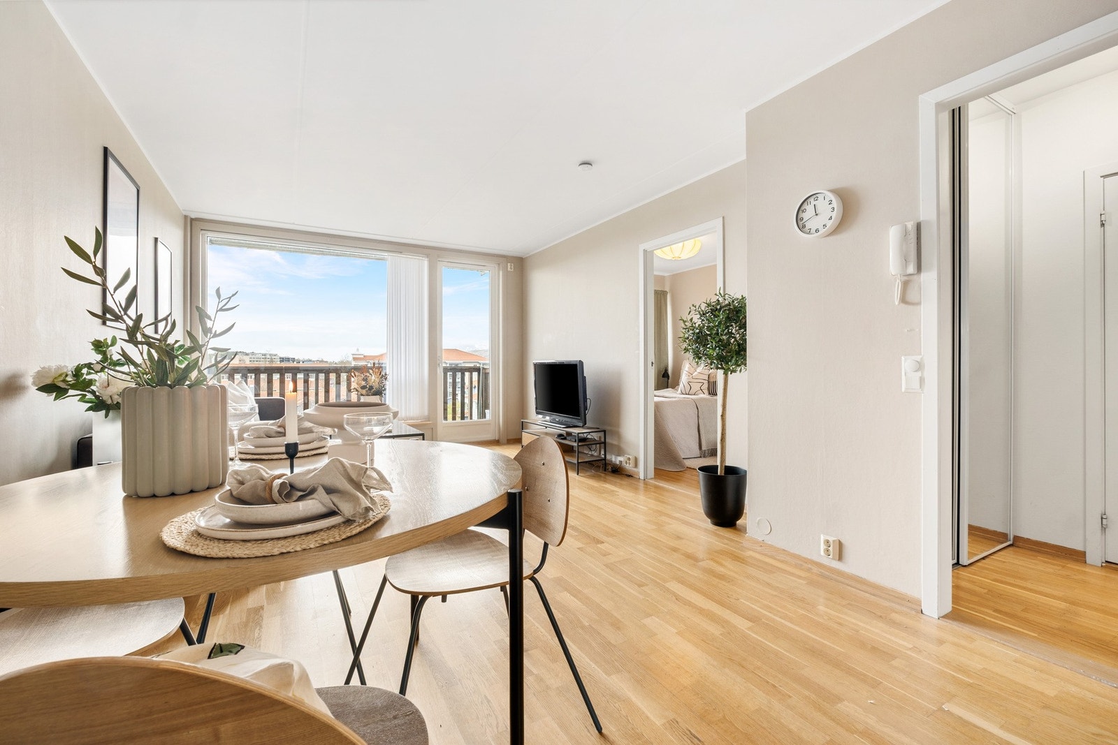 Tidsriktige farger kler veggene og stuen byr på store, flotte vindusflater som slipper inn rikelig med naturlig solys. Galleribilde