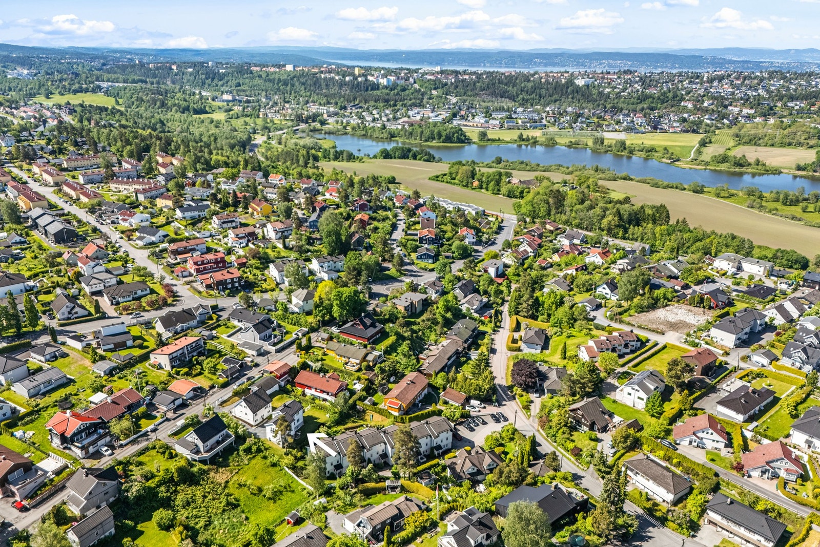 Boligen ligger mellom Østensjøvannet og Østmarka. Fra boligen er det fin sykkelavstand ned til Oslo sentrum. Galleribilde