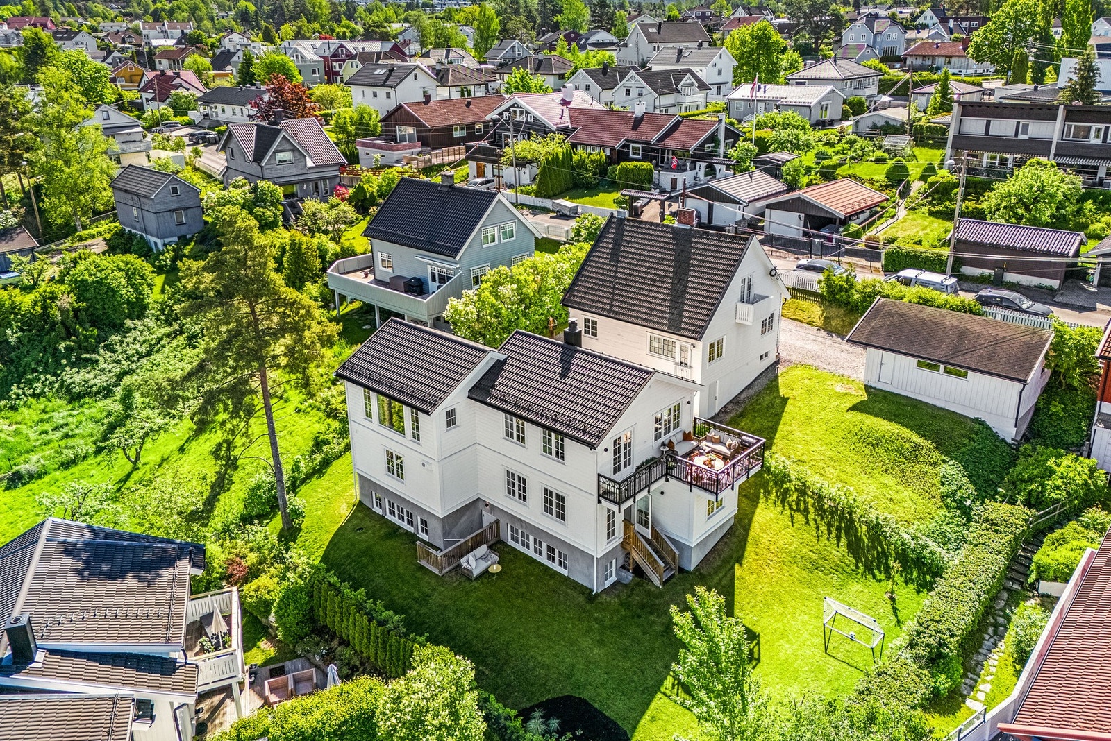 Tores vei 4D er en moderne, påkostet og innholdsrik enebolig med integrert dobbelgarasje fra 2022, tegnet av arkitekt Lorentz Gedde-Dahl. Galleribilde