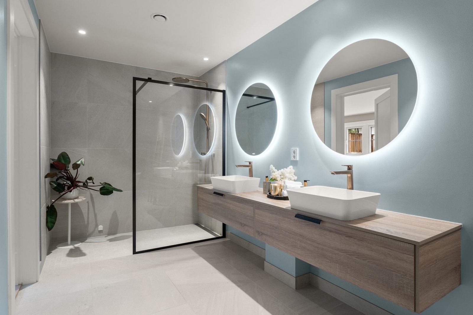 Både regnfallsdusjen og blandebatteriene fra Hansgrohe er i børstet bronse. Galleribilde