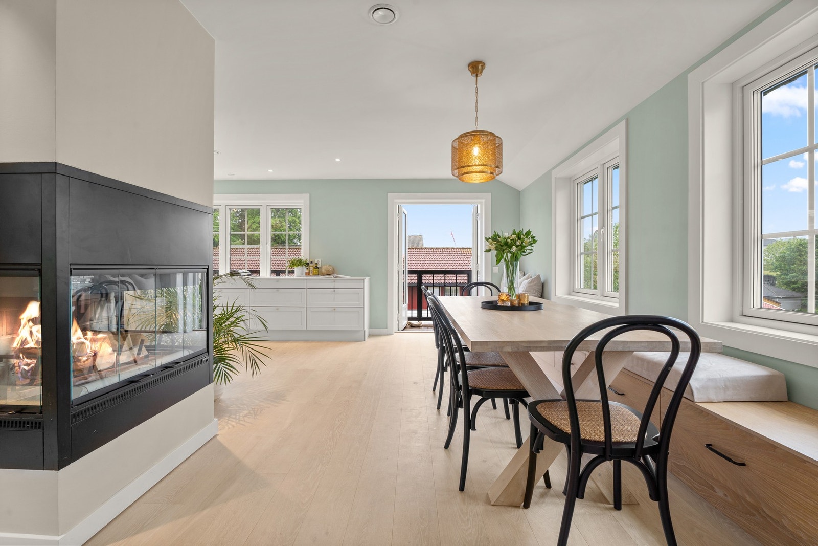 Rommet kan skilte med både gulvvarme, downlights og et moderne, lekkert ildsted med stort flammebilde. Galleribilde