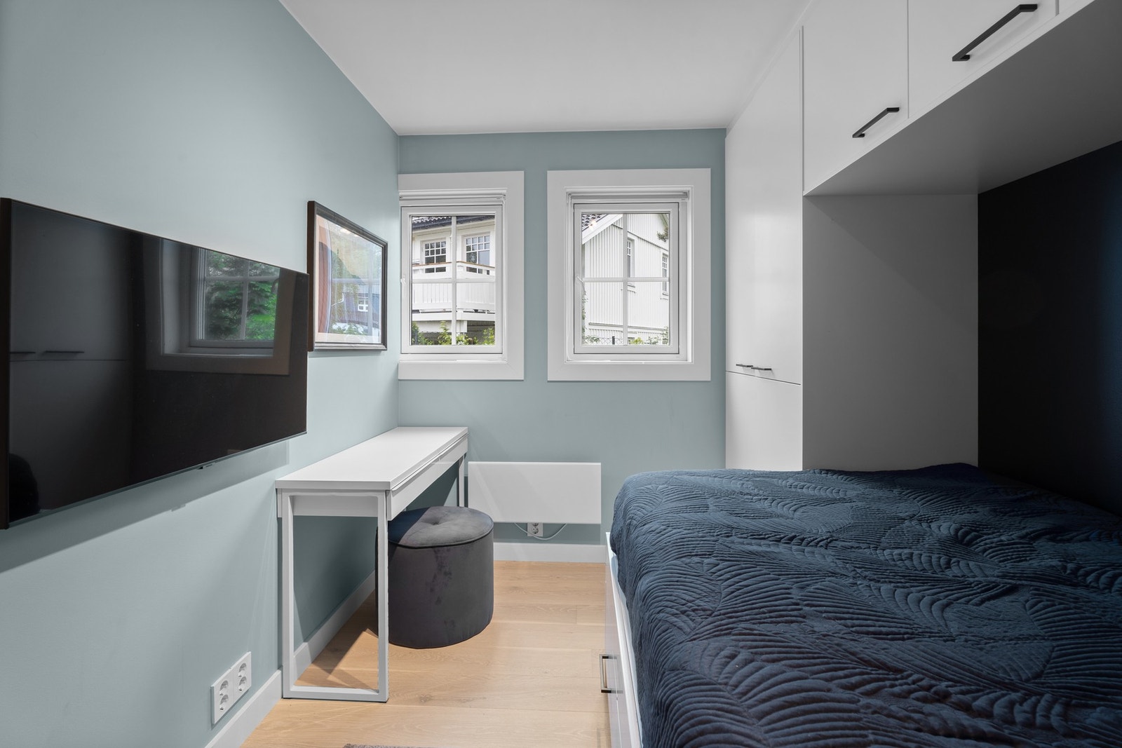 Soverom 5 med plassbygde skapløsninger. Galleribilde