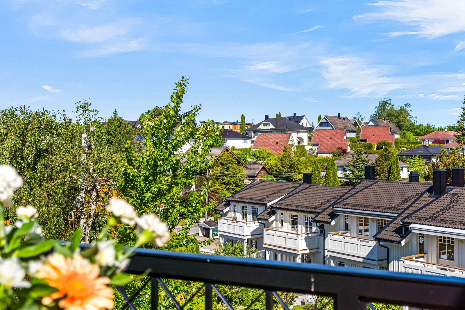 Fra balkongen er det fint utsyn over småhus og villabebyggelse. Galleribilde