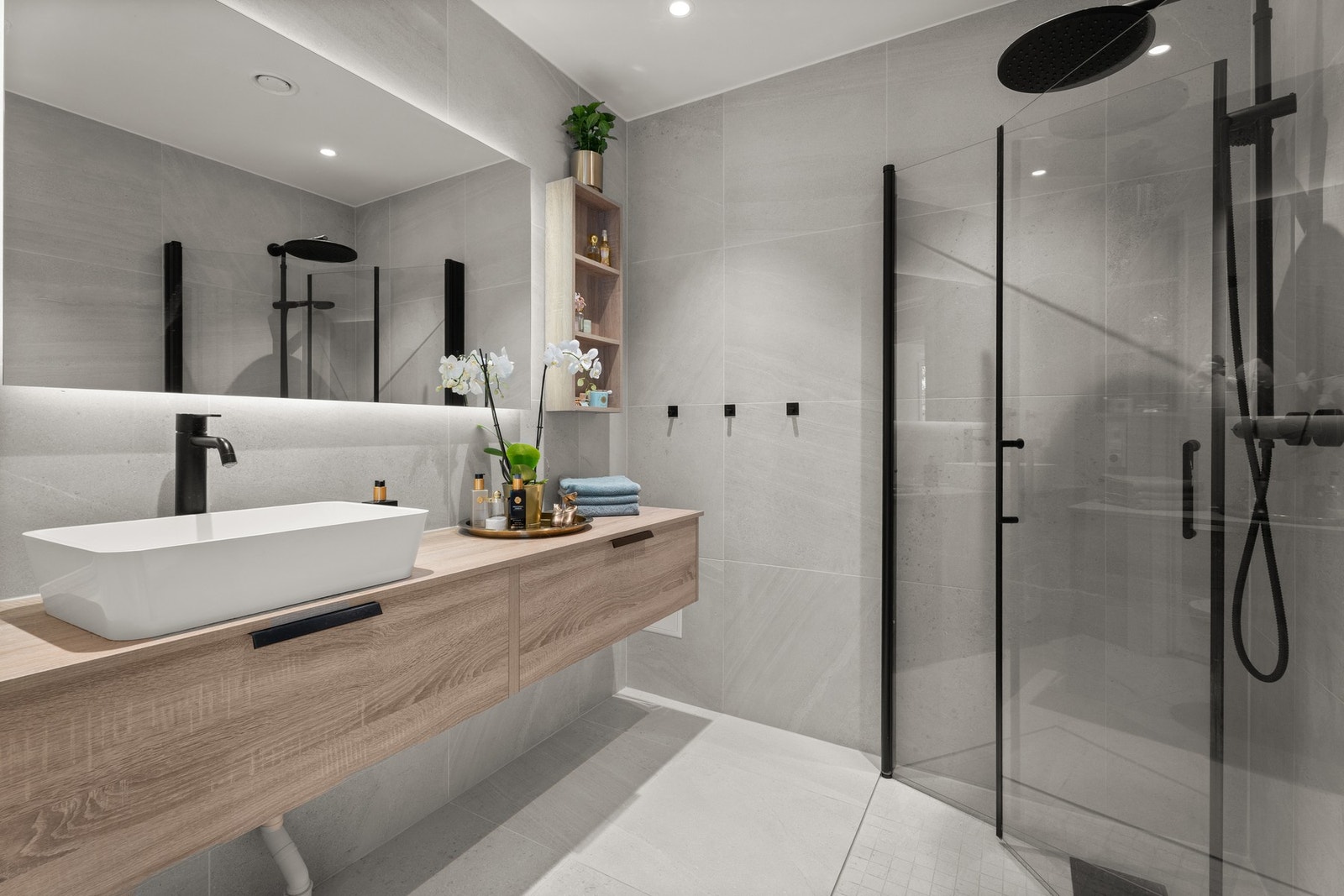 Boligen inneholder hele tre bad, et wc-rom og et vaskerom. Alle badene fremstår med eksklusive flisvalg av type Italgraniti Nordic Stone og innredning fra Foss bad. Galleribilde
