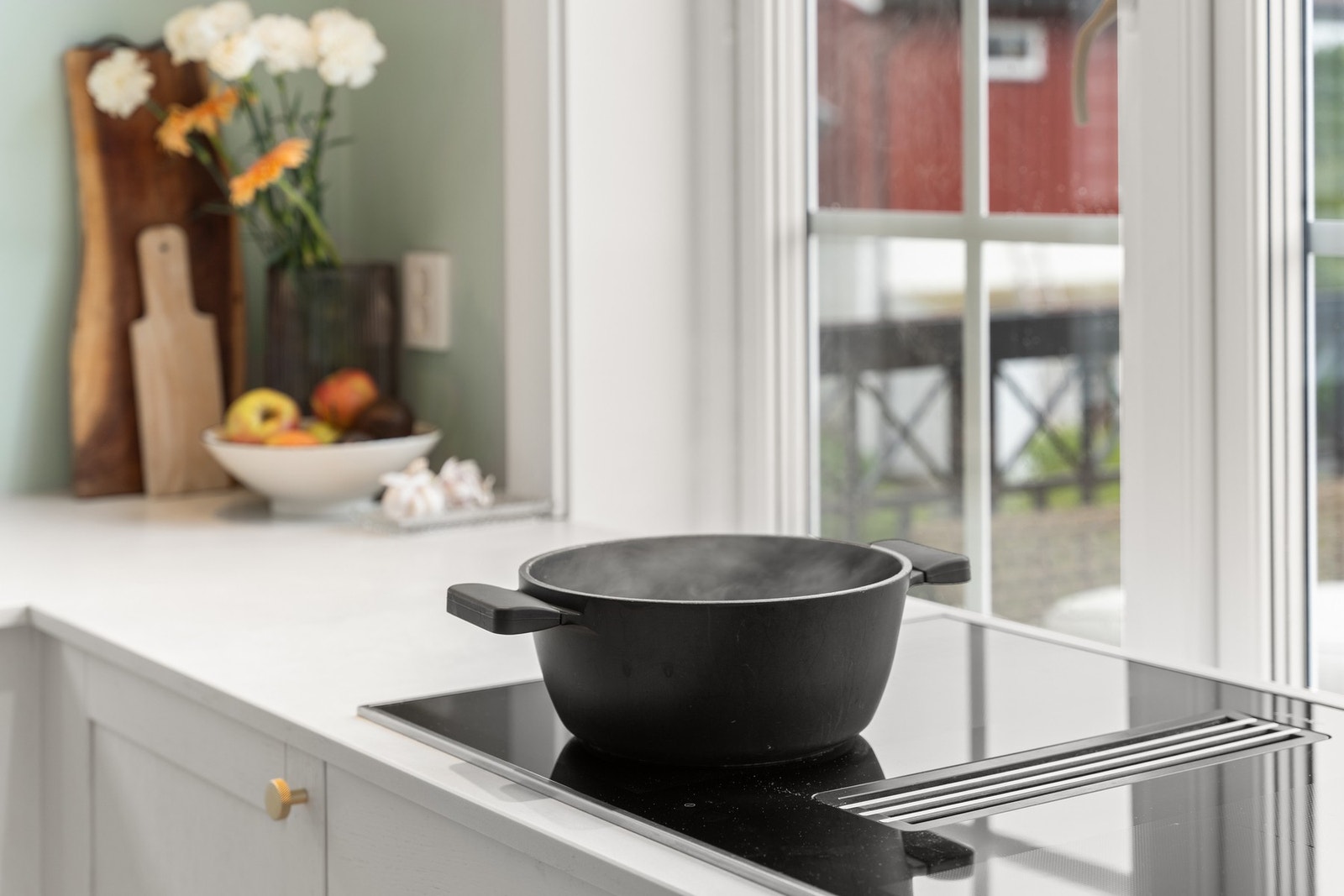 Integrert induksjonstopp med innebygget ventilator. Galleribilde