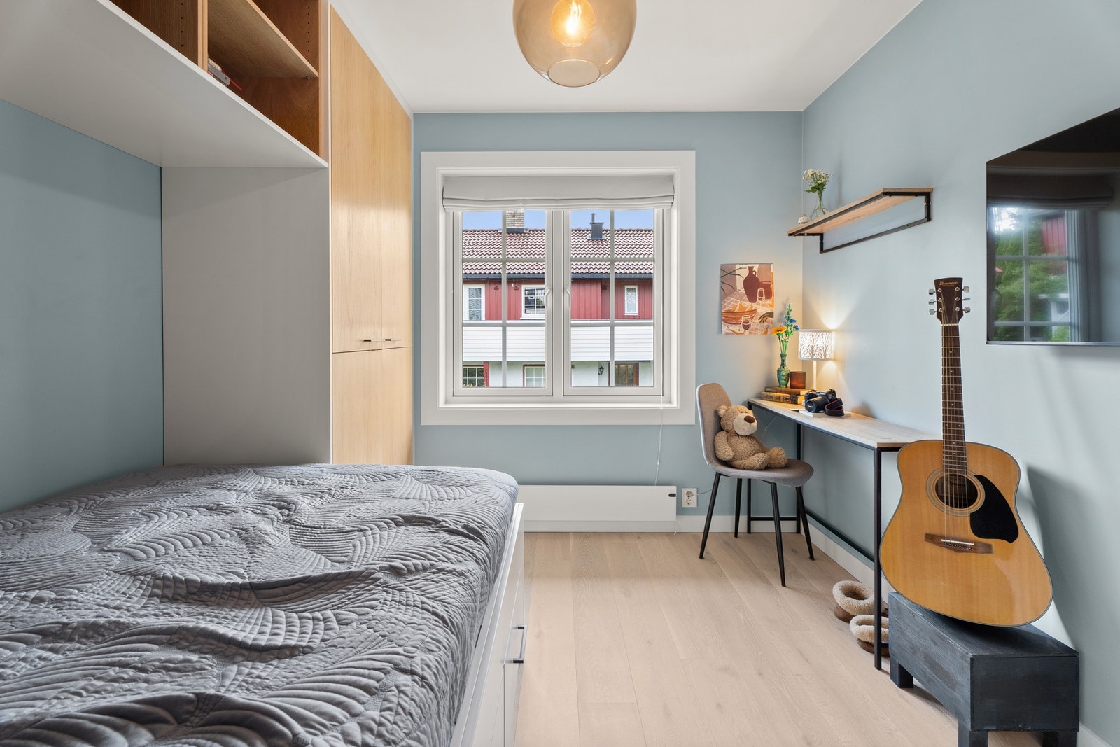 Det er plassbygde garderobeløsninger på alle soverommene og gode lagringsmuligheter. Galleribilde