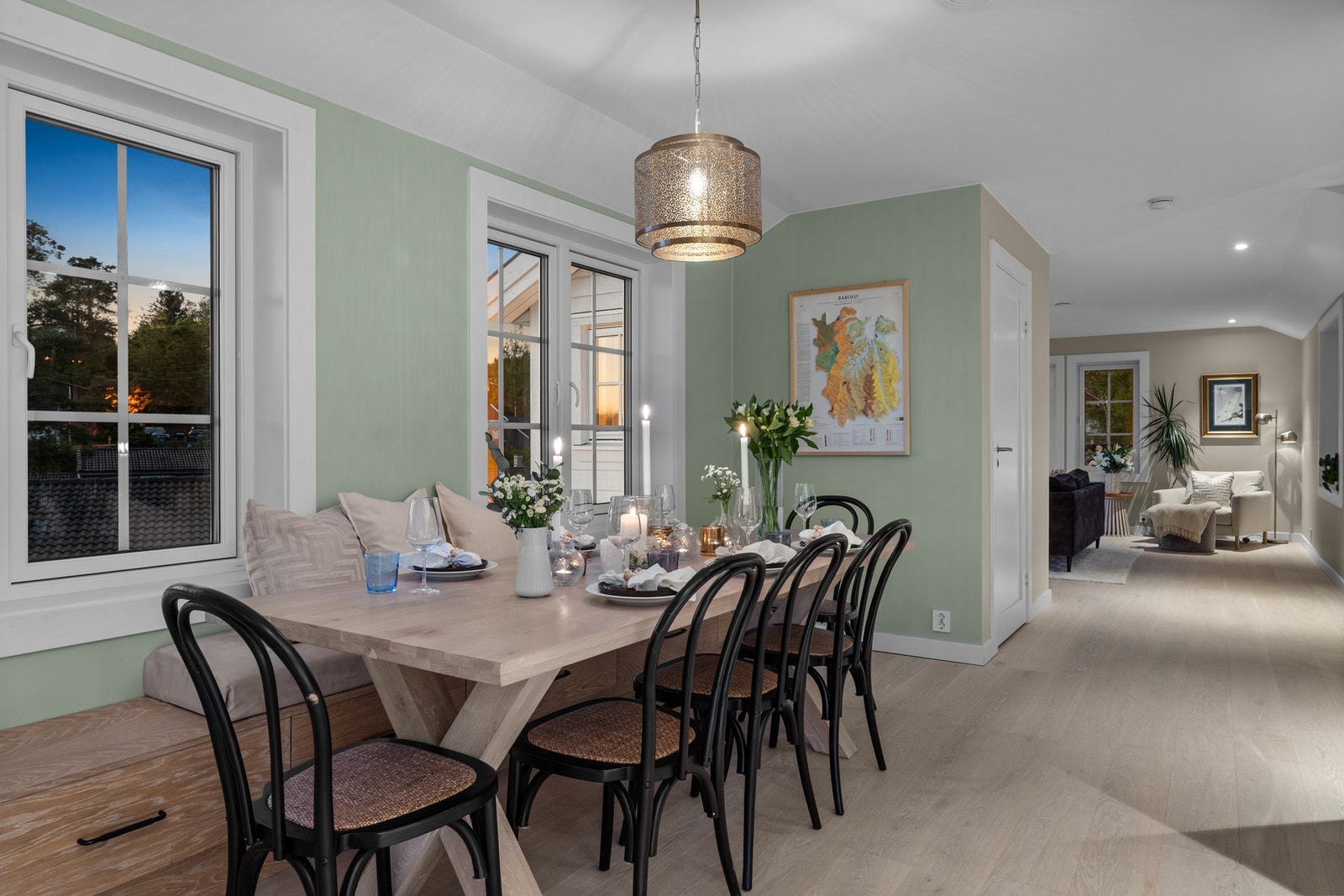 Hele andre etasje består av stue, spisestue, wc-rom og et lekkert kjøkken. Den delvis åpne planløsningen gjør dette til et sosialt allrom. Galleribilde