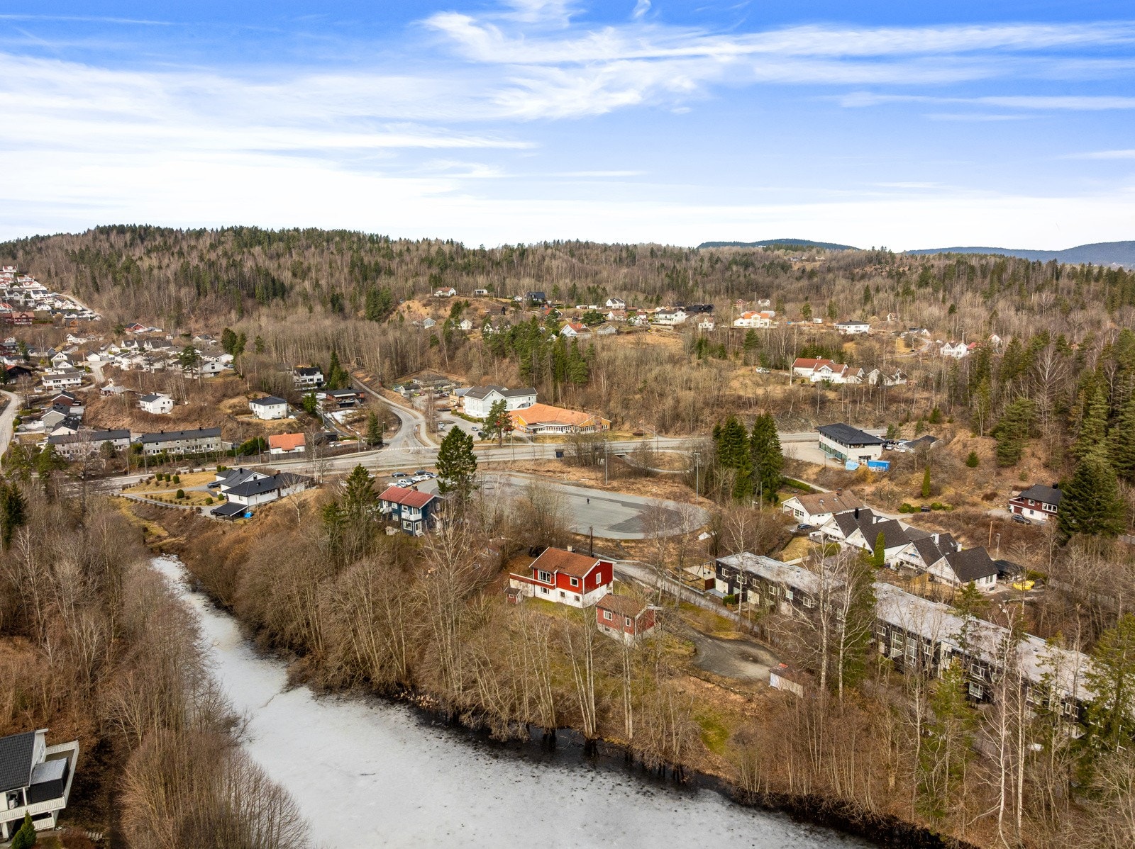 På andre siden av veien er det en idrettspark med blant annet en velodrom som er skøytebane om vinteren. Galleribilde