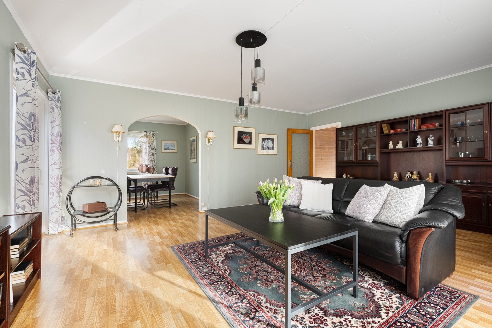 Det er åpen løsning mellom stuen og spisestuen. Galleribilde