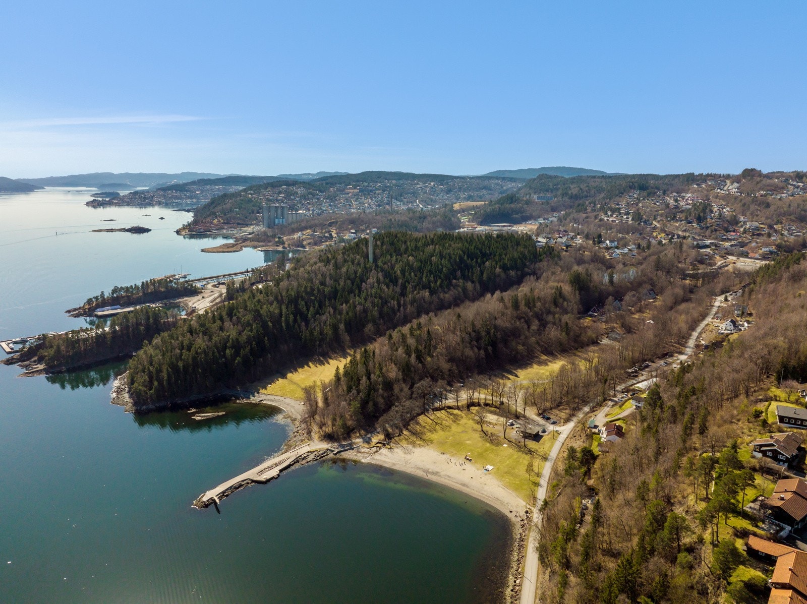Sjøstrand bad har to flotte badestrender. Her er det også en gresslette, molo med stupebrett, sandvolleyballbane, badeflåte med stupebrett og kiosk om sommeren. Galleribilde