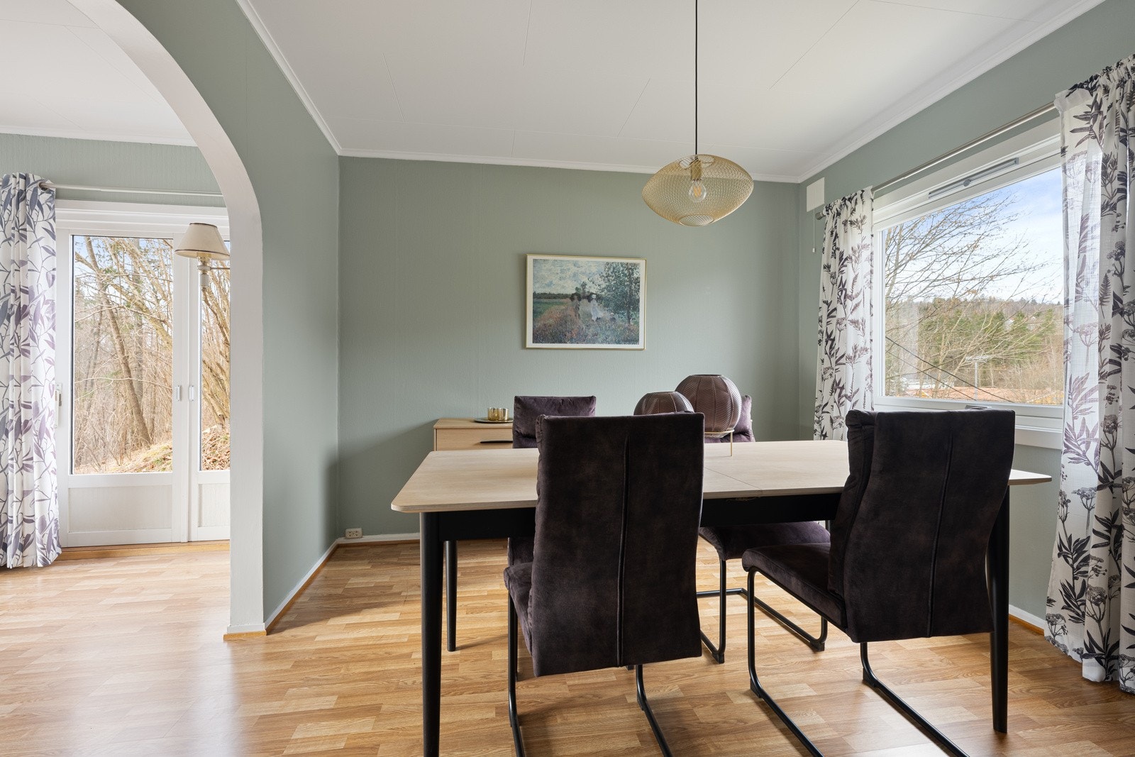 Kommer det mange gjester på besøk er det god plass til langbord. Galleribilde