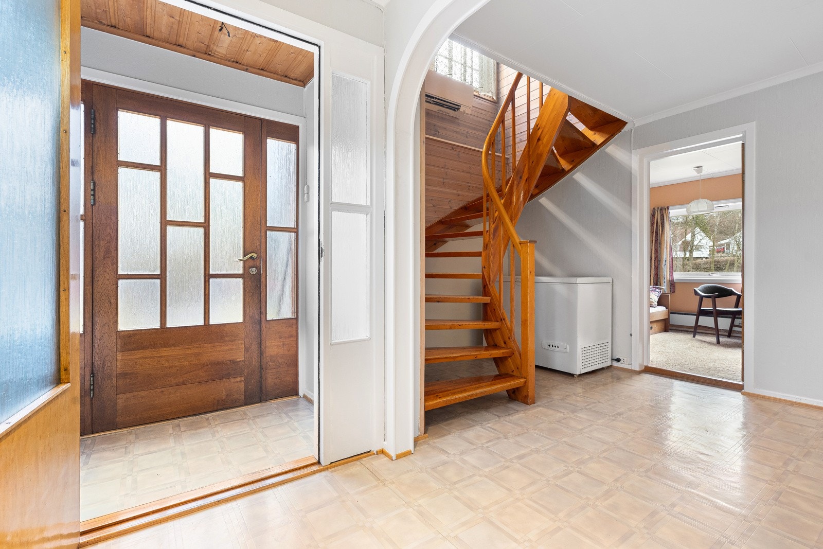 Det første du møter i boligen er en entré og deretter et stort trapperom. Galleribilde