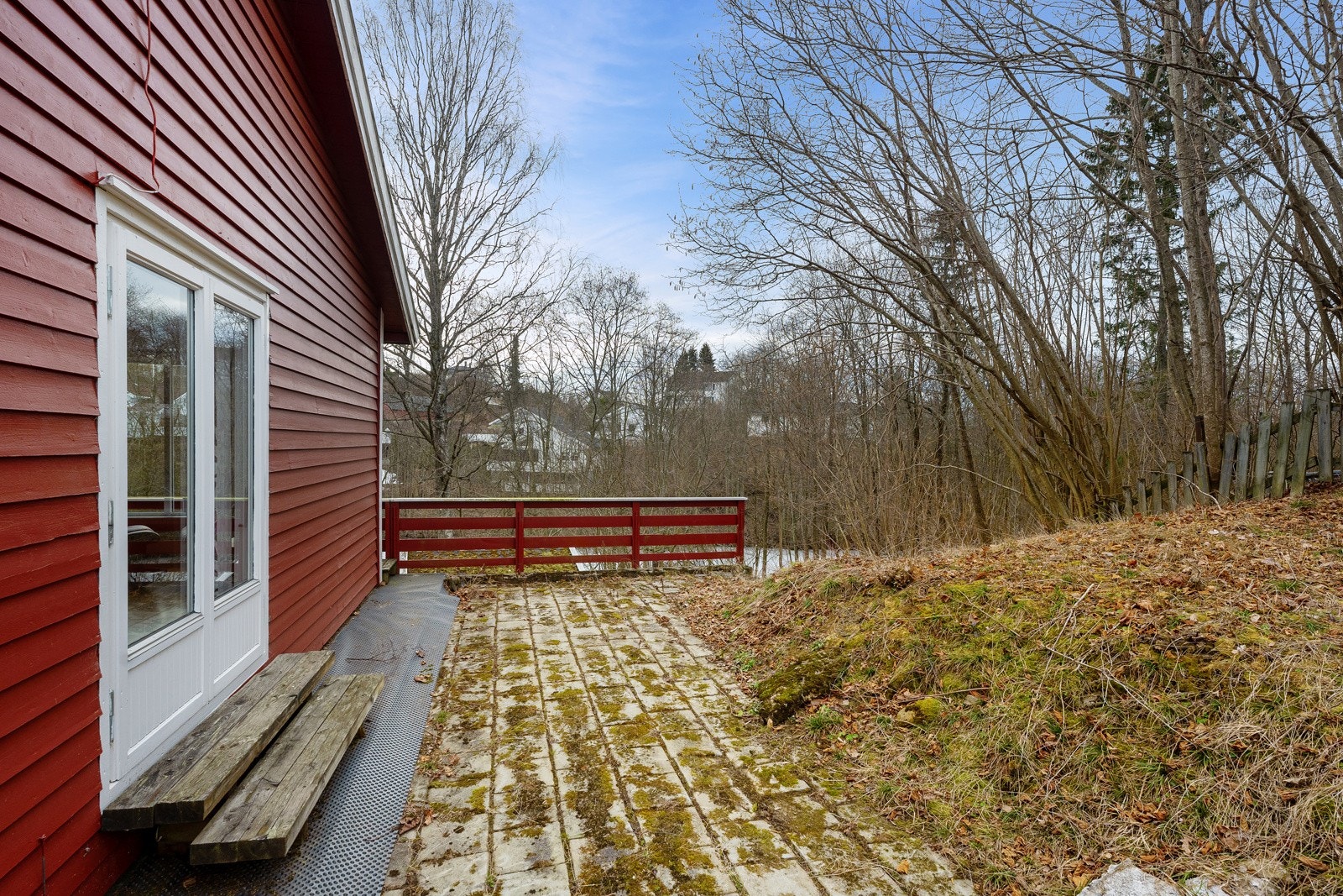 Fra stuen er det utgang til en skjermet uteplass med mye potensial. Galleribilde