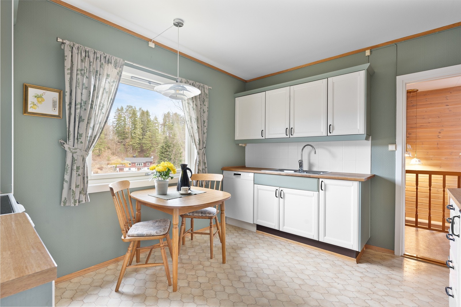 Det romslige kjøkkenet har plass til et hyggelig kjøkkenbord foran vinduet. Galleribilde