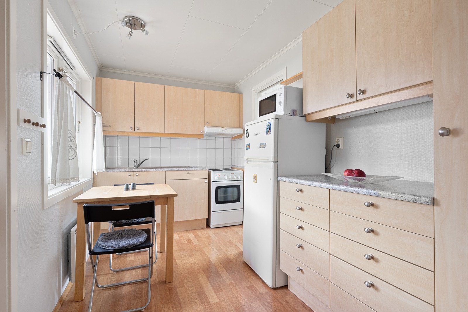 Kjøkkenet i annekset har spiseplass og godt med oppbevaringsplass. Galleribilde