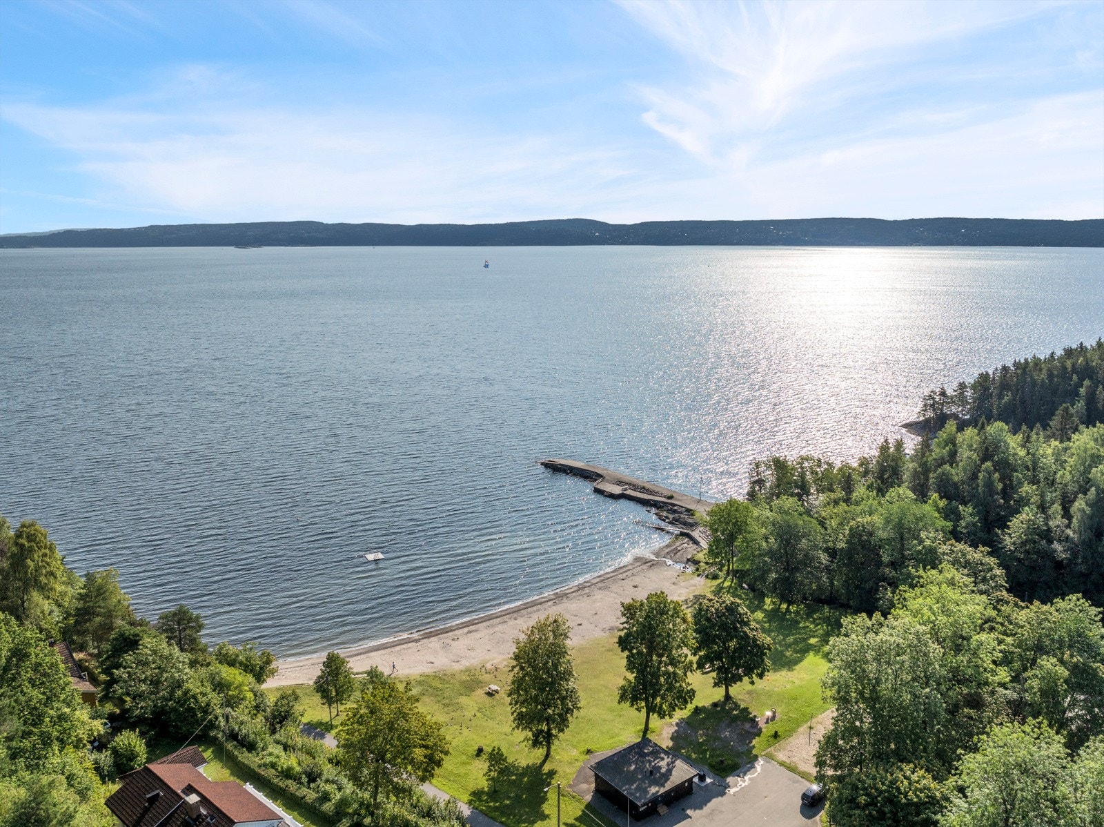 Sjøstrand ligger en liten rusletur unna boligen. Perfekt avstand for en morgendukkert eller et kveldsbad. Galleribilde