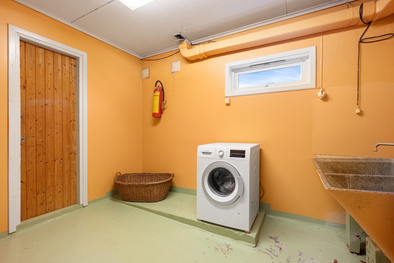 I 1. etasje er det også et romslig vaskerom i tillegg til et toalett og en bod. Galleribilde