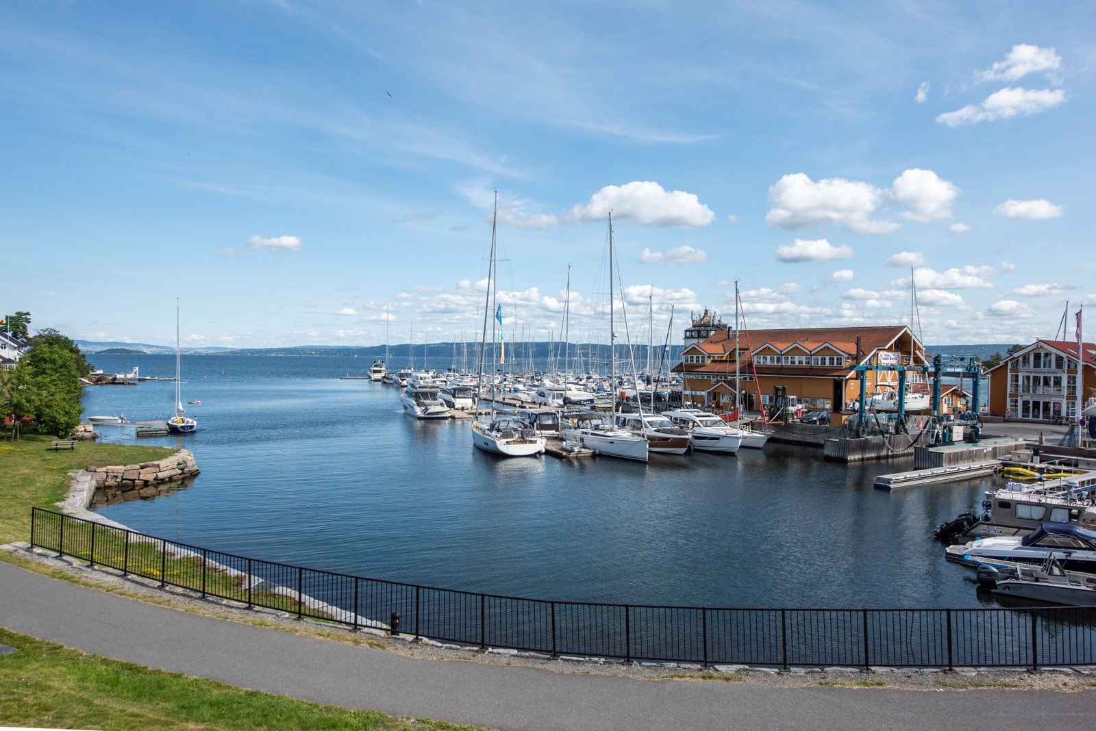 Vollen marina byr både på gjestebrygge, restaurant, iskiosk, vinbar, treningssenter, flytende badstue og café, for å nevne noe. Galleribilde