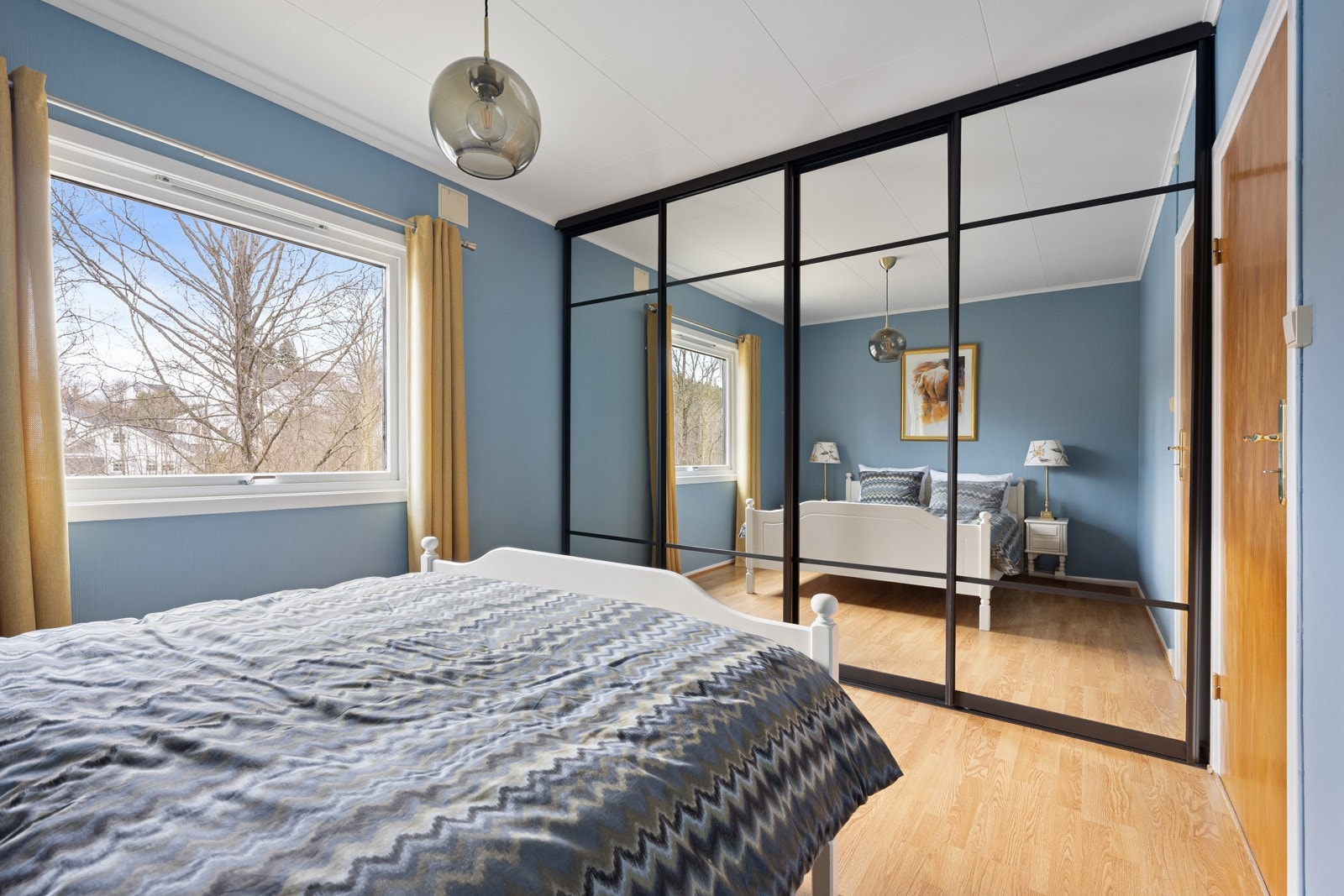 Her er det skyvedørsgarderobe samt plass til dobbeltseng og nattbord. Galleribilde