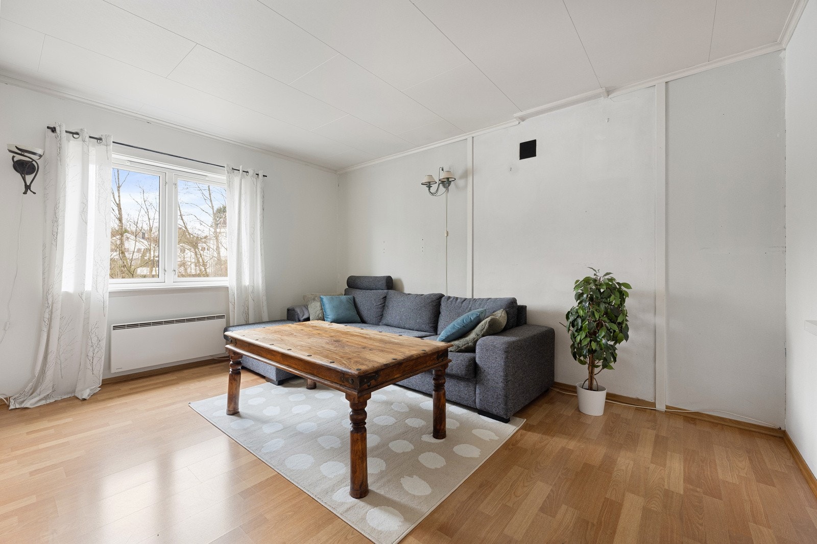 Stuen i annekset med god plass til sofagruppe. Galleribilde