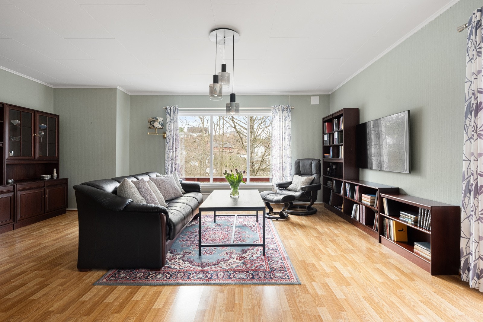 Stuen er av god størrelse med god plass til ønsket møblement. Galleribilde