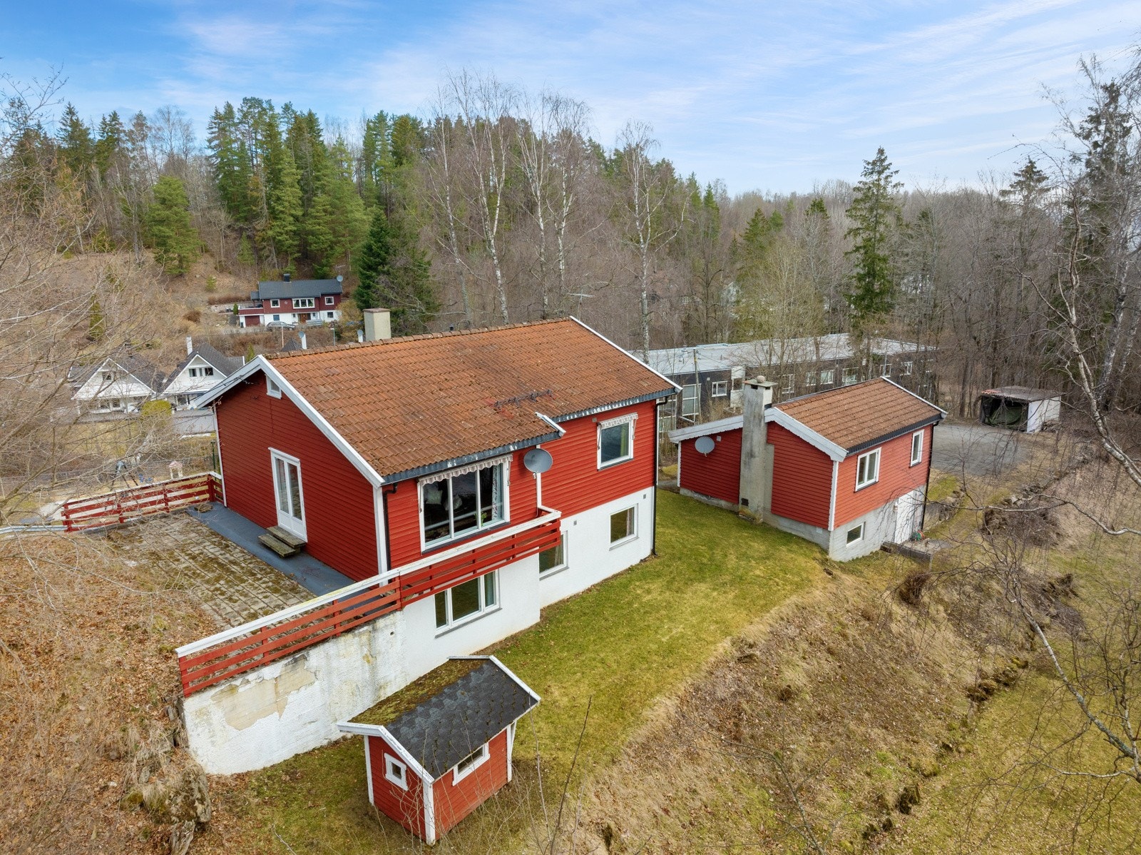 Eiendommen består av et hovedhus og et anneks. Det er god plass til å parkere biler på gårdsplassen. Galleribilde