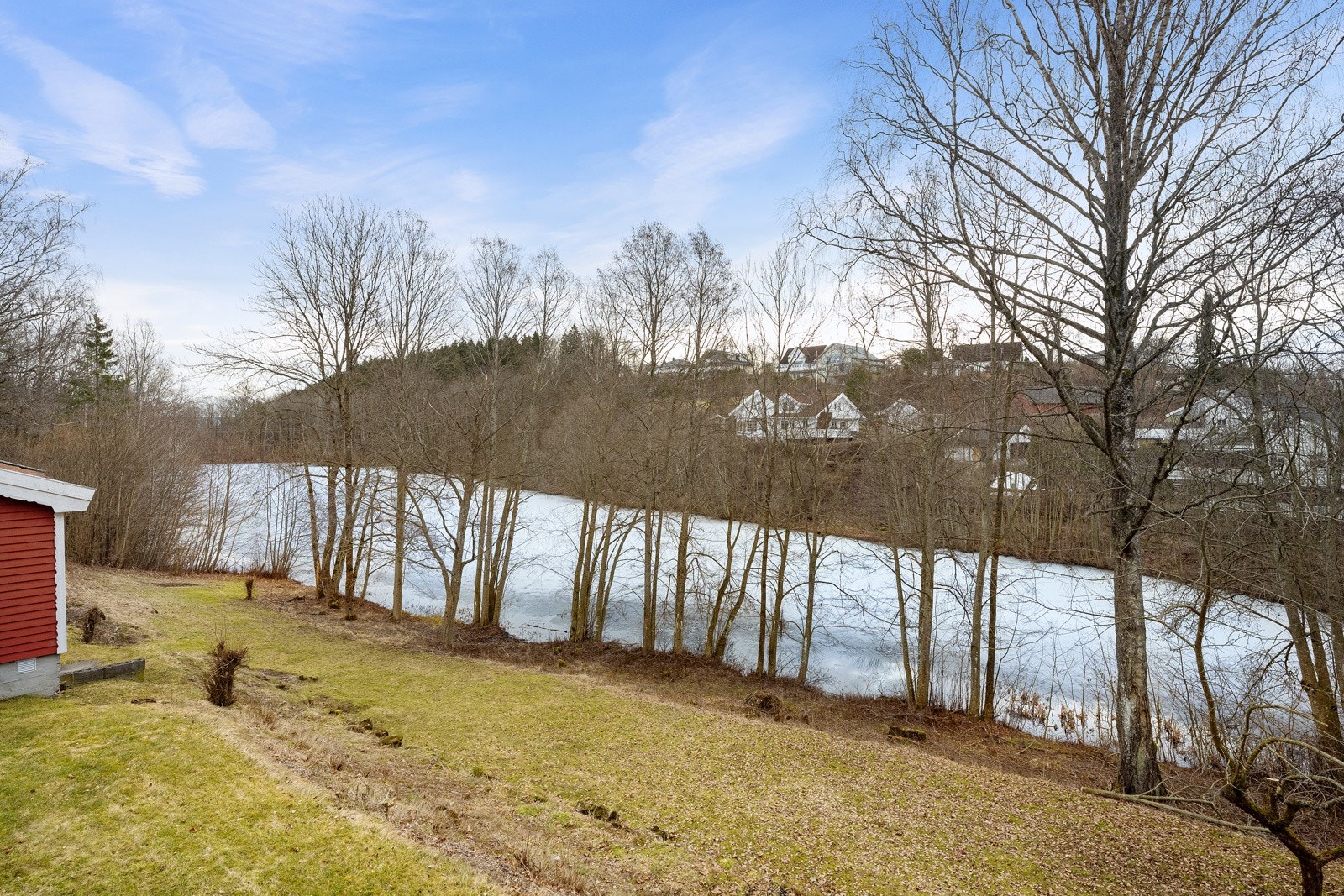 Eiendommen har flott utsikt over Stupengdammen som er en gammel isdam som ble etablert i 1880-årene. Dammen er i dag en del av Bjerkås naturreservat. Galleribilde