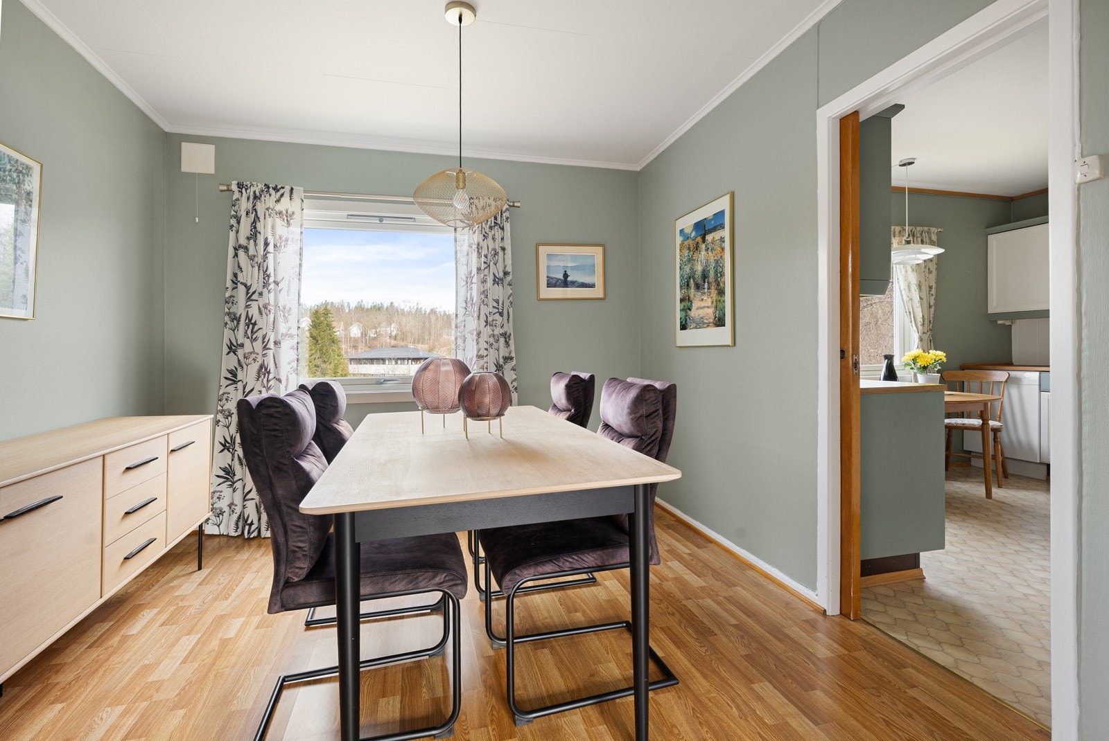 Fra spisestuen er det enkel adkomst til kjøkkenet. Galleribilde