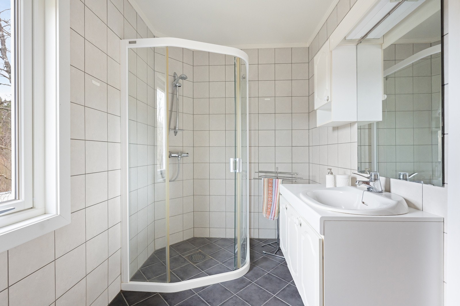 I 2. etasje finner vi et også flislagt bad. Galleribilde