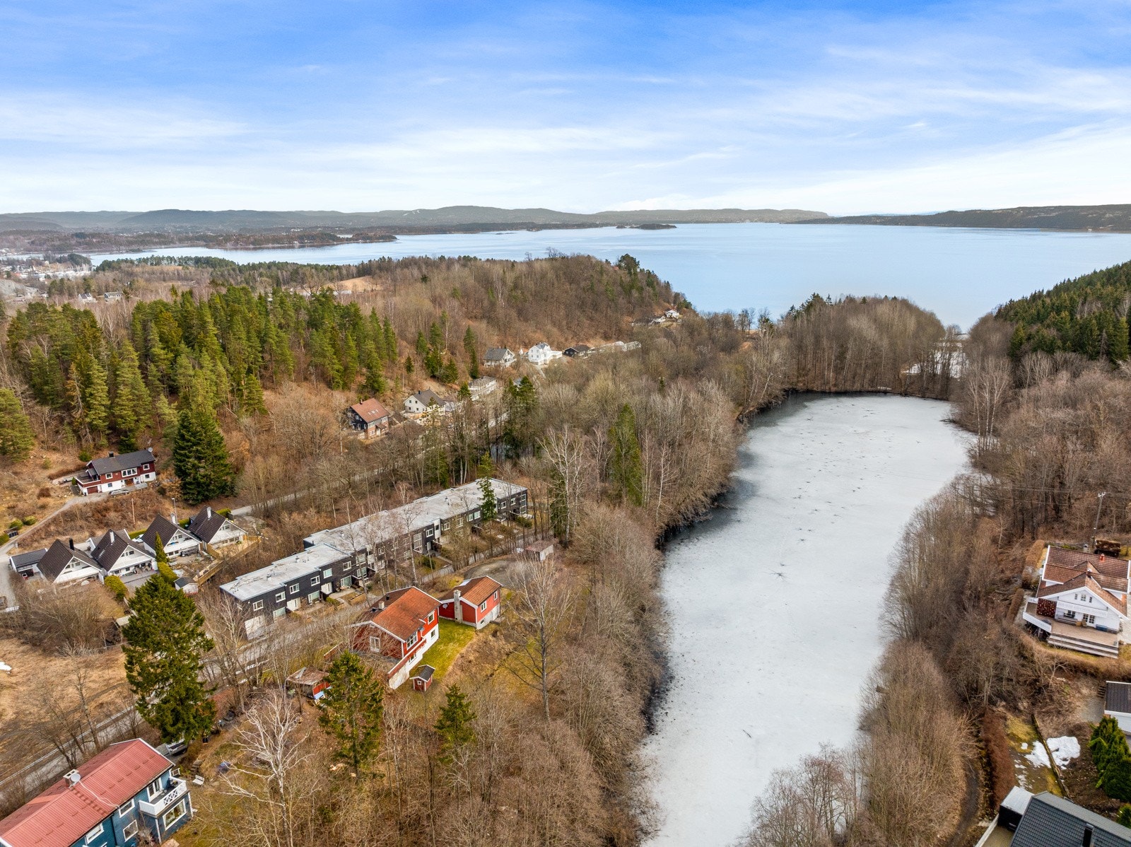 Eiendommen ligger skjermet til samtidig som at det er kort vei til både sjøen og marka. Galleribilde