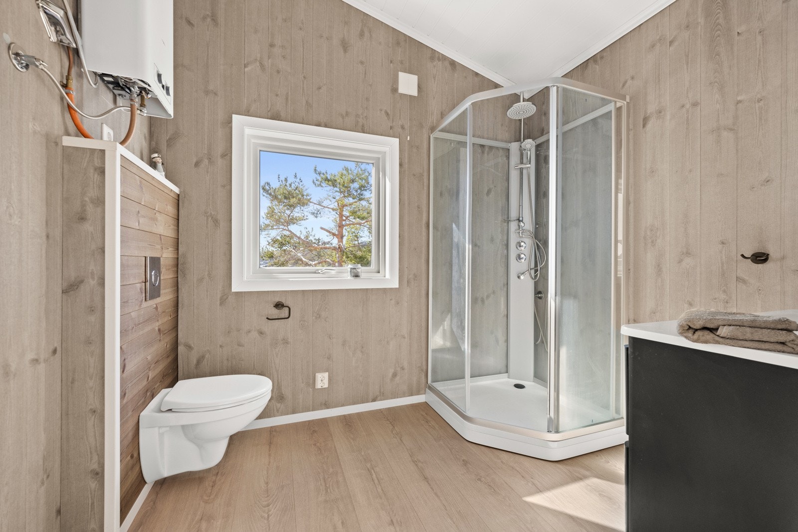 Det gjøres oppmerksom på at badet ikke tilfredstiller kravene i TEK17 fordi det blant annet mangler membran. Galleribilde