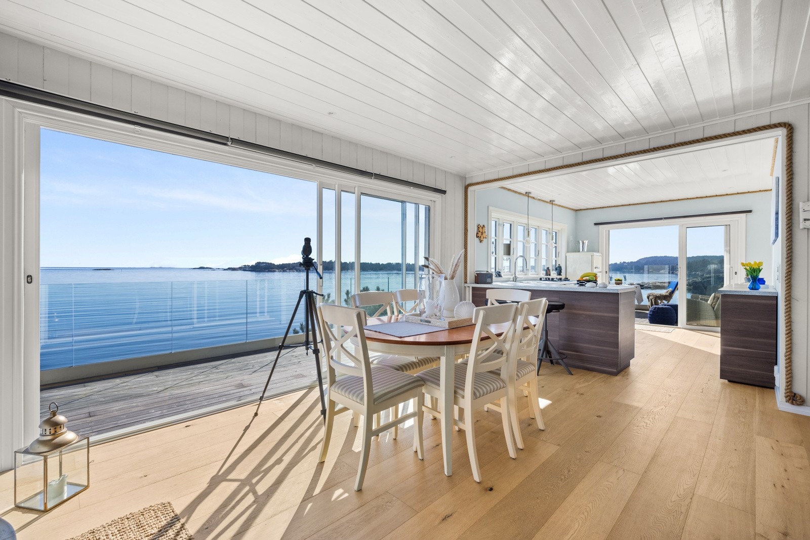 Både fra stue- og kjøkkensonen er det skyvedører i glass som leder ut til terrassen. Galleribilde