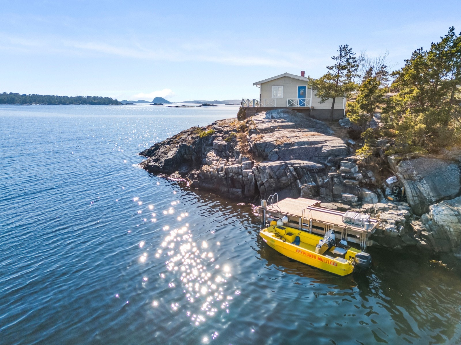 Nede ved vannet finner du en ny og solid brygge fra 2021. Galleribilde