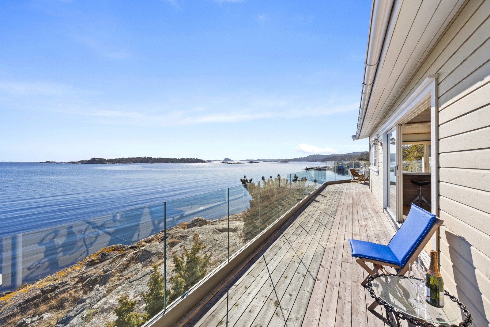 Flere soner på uteplassen hvor du kan følge solgangen. Galleribilde