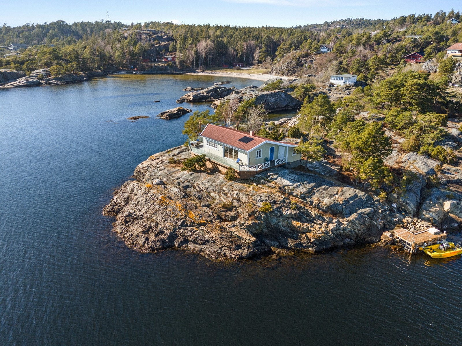 Plassert helt ytterst på svaberget med sjøutsikt så lang øye kan se. Galleribilde