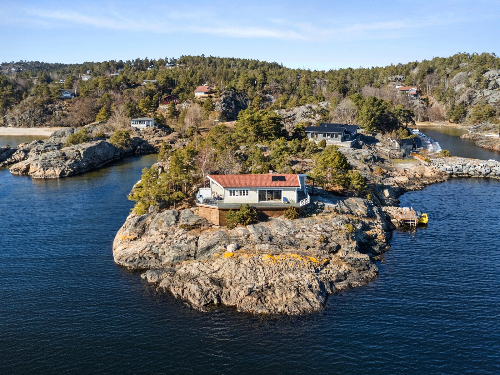 Tomten er en sjelden perle - beliggende helt ytterst på et svaberg med kupert fjellterreng og en helt fantastisk utsikt. Galleribilde