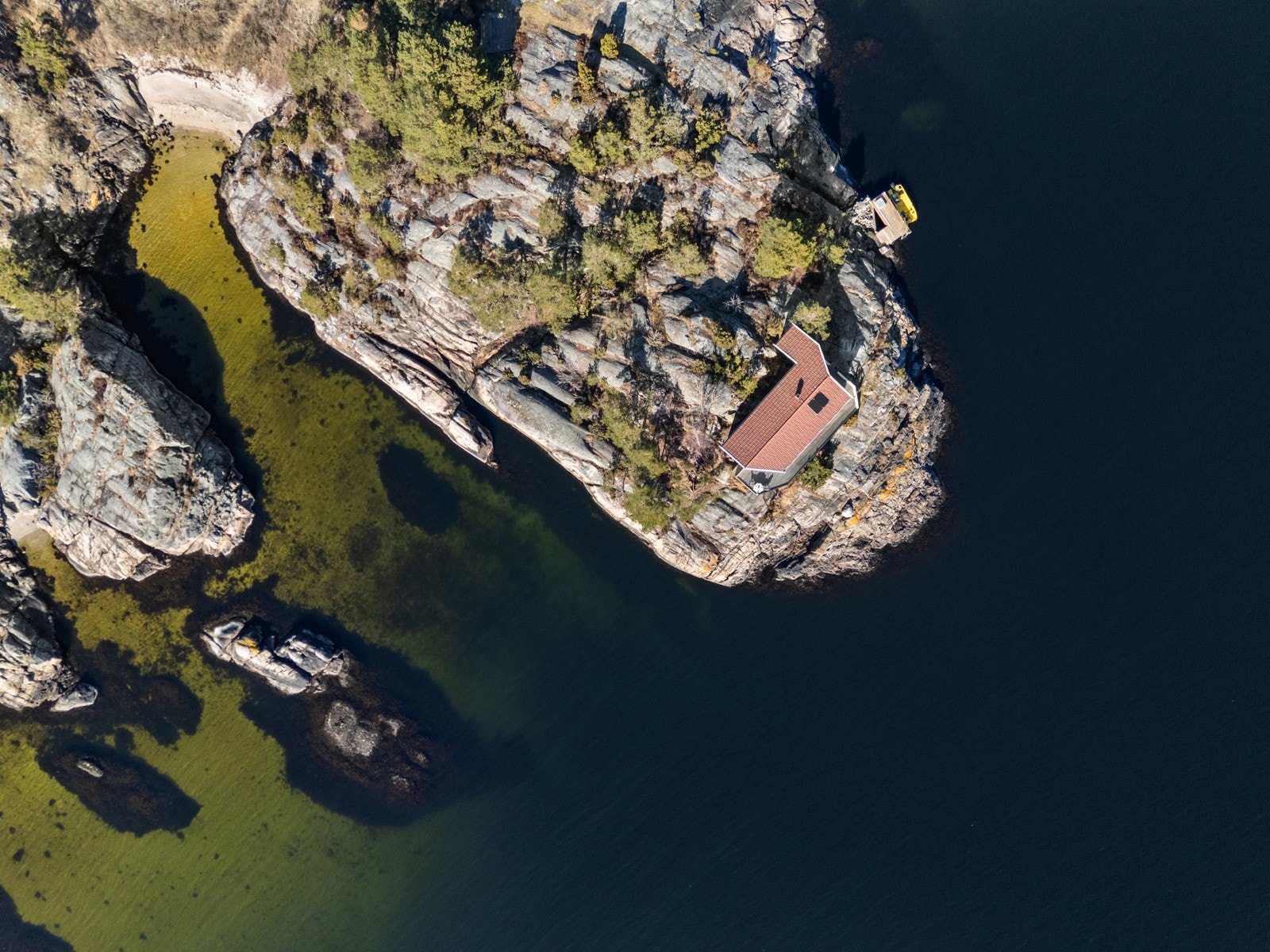 Her kan du feriere i naturskjønne omgivelser med kort vei til skjærgården, svaberg og badeplasser. Galleribilde